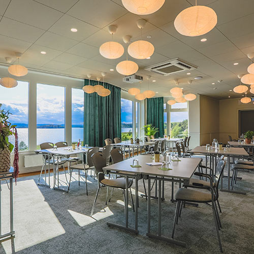 Ljus konferenslokal med stora fönster och utsikt över havet på Almåsa Havshotell.